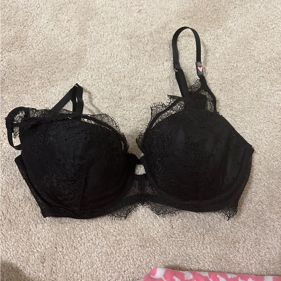 Victoria's Secret Other - Victoria secret bra. Lined plunge bra 32d